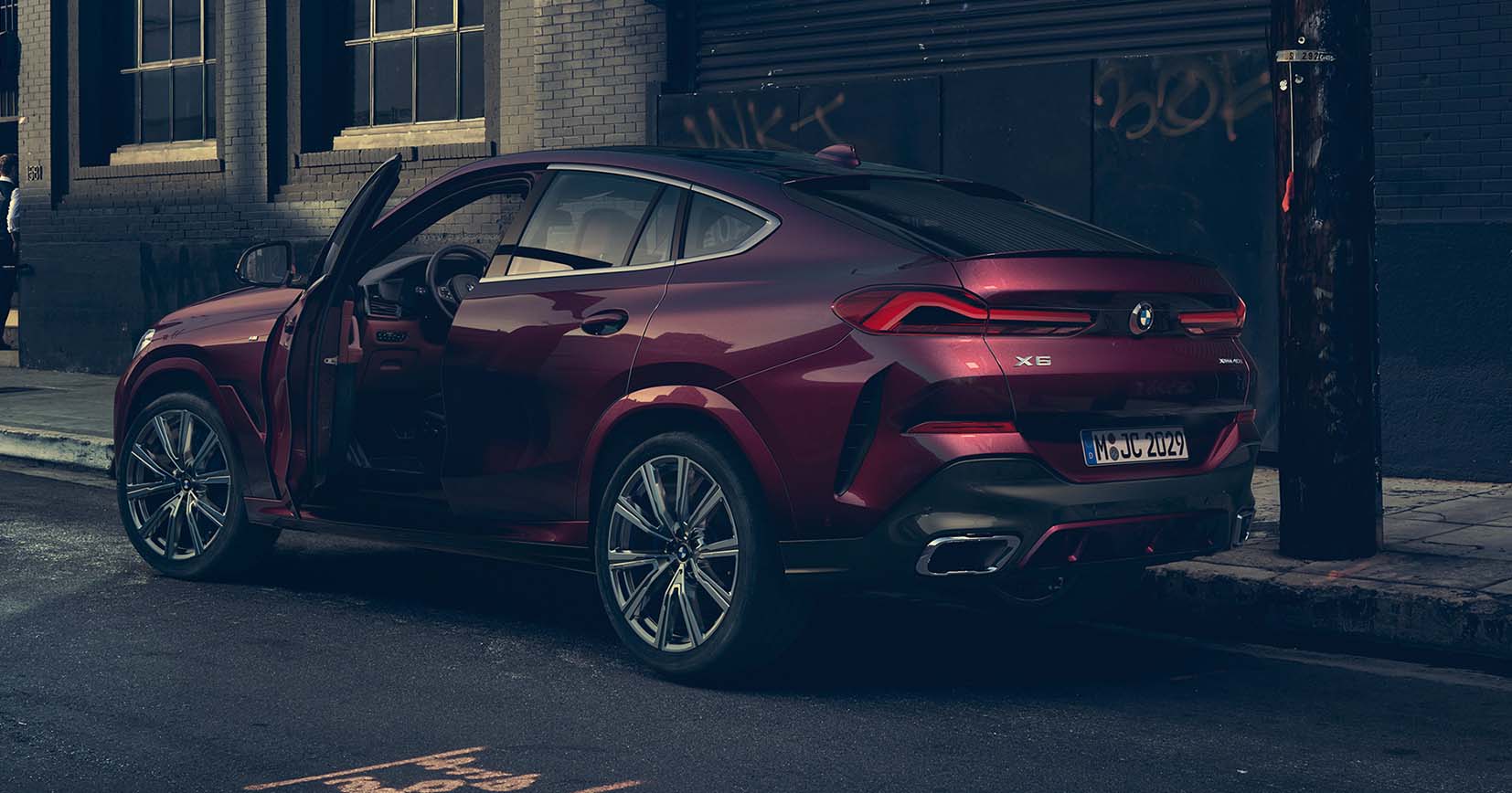 Impozantní zadní část BMW X6 Individual.