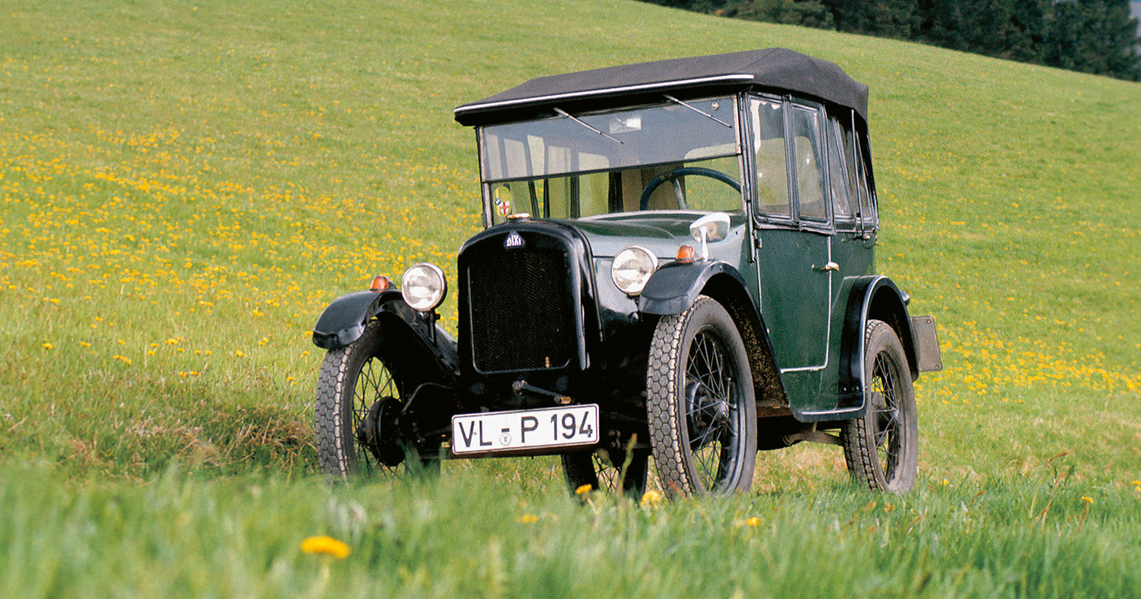 1927 - BMW Dixi 3. první automobil BMW ( zahájení výroby )