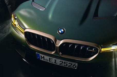 BMW Laserlight se žlutým světelným podpisem.