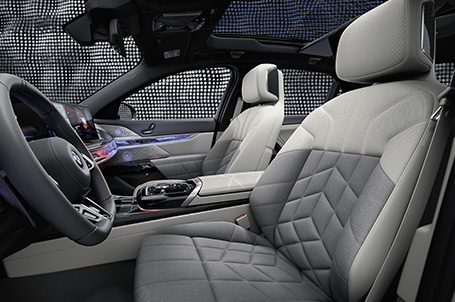 Interiér čalouněný kombinací BMW Individual kůže Merino a kašmírové vlny s exkluzivními ozdobnými prvky.