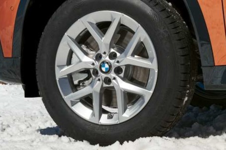 17 BMW kolo z lehké slitiny Y-spoke 896 Refined Silver, kompletní zimní kolo. 17 BMW kolo z lehké slitiny Y-spoke 896 Refined Silver, kompletní zimní kolo.