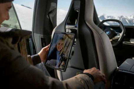 BMW Univerzální držák pro tablety s BMW Bezpečnostním pouzdrem pro systém Travel & Comfort. BMW Univerzální držák pro tablety s BMW Bezpečnostním pouzdrem pro systém Travel & Comfort.