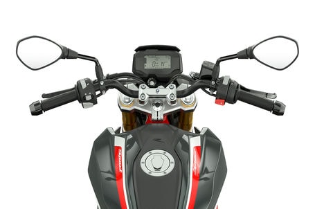 BMW G 310 R - Ergonomická řídítka a ovládací prvky BMW G 310 R - Ergonomická řídítka a ovládací prvky