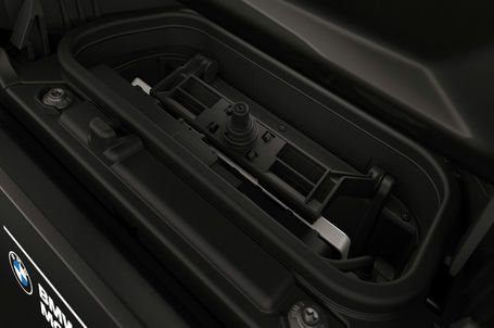 BMW K 1600 Grand America - Integrovaná nabíjecí přihrádka pro smartphone
