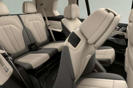 BMW X7 - Prostorná a komfortní zadní sedadla.