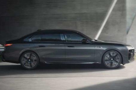 BMW M760e xDrive - Dojezd na elektřinu BMW M760e xDrive - Dojezd na elektřinu