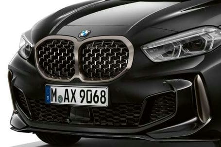 BMW M135i xDrive - BMW maska chladiče ve tvaru ledvinek s mřížkovaným designem. BMW M135i xDrive - BMW maska chladiče ve tvaru ledvinek s mřížkovaným designem.