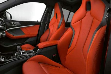 BMW M135i xDrive - M sportovní sedadla pro řidiče a spolujezdce vpředu. BMW M135i xDrive - M sportovní sedadla pro řidiče a spolujezdce vpředu.