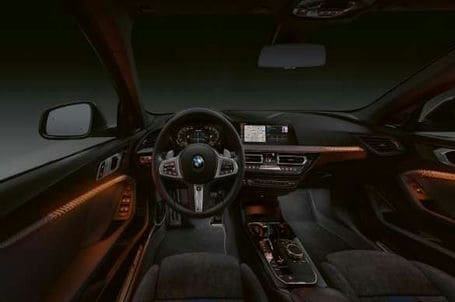 BMW M135i xDrive - Obložení interiéru v provedení Illuminated Boston. BMW M135i xDrive - Obložení interiéru v provedení Illuminated Boston.