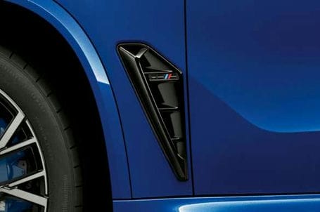 BMW X5 M - Černé M boční ozdobné prvky. 