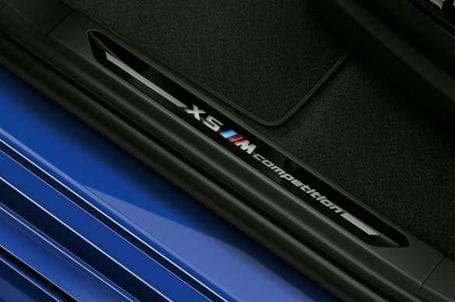 BMW X5 M - Prahové lišty s nápisem „X5 M Competition". 