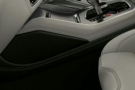 BMW X5 M - Kolenní opěrky. 