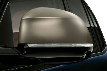 BMW X5 M50i - M specifické ozdobné prvky v barvě Cerium Grey. 