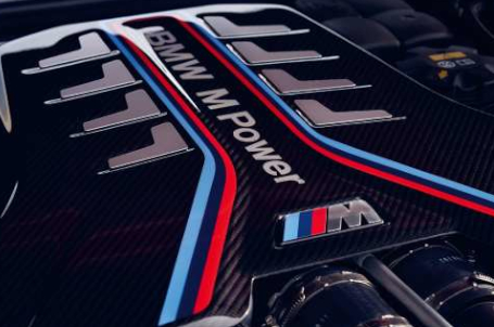 BMW M5 - Zážehový 8válec M TwinPower Turbo. 