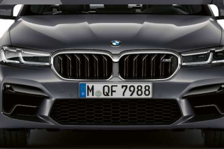 BMW M5 - M maska chladiče ve tvaru ledvinek. 