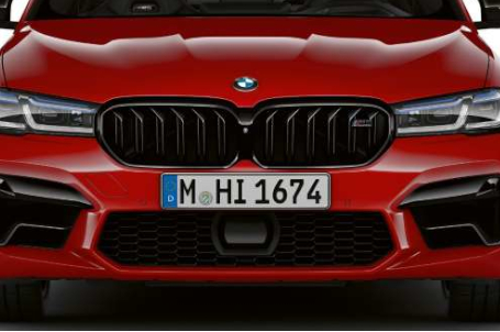 BMW M5 Competition - M maska chladiče ve tvaru ledvinek. 
