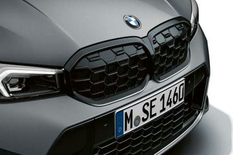 BMW M340i xDrive Sedan - BMW maska ve tvaru ledvinek s mřížkovanými výpiněmi. 