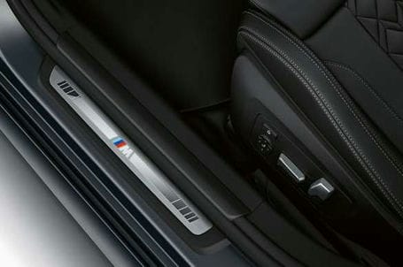 BMW M340i xDrive Sedan - Exkluzivní prahové lišty. 
