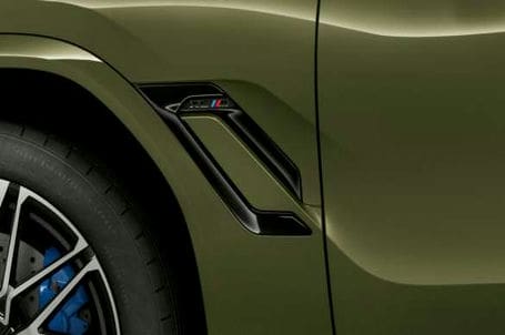 BMW X6 M Competition - Černé M boční ozdobné prvky. 