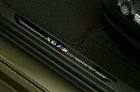 BMW X6 M Competition - Prahové lišty s nápisem „X6 M Competition". 