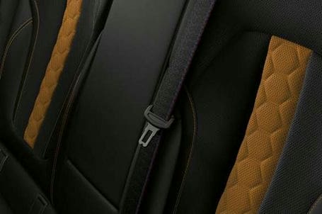 BMW X6 M Competition - M bezpečnostní pásy. 