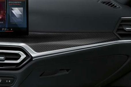 BMW i4 M50 - M obložení interiéru Carbon Fibre. BMW i4 M50 - M obložení interiéru Carbon Fibre.