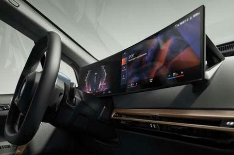 BMW iX M60 - BMW Live Cockpit Professional s BMW Prohnutým displejem. BMW iX M60 - BMW Live Cockpit Professional s BMW Prohnutým displejem.