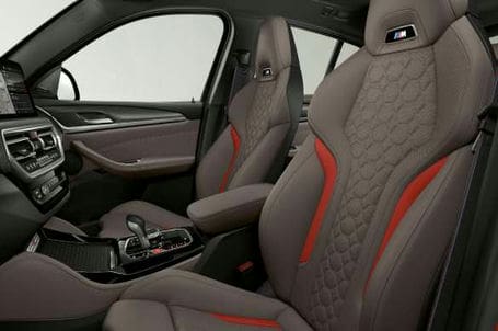 BMW X4 M - M sportovní sedadla skořepinového typu. 