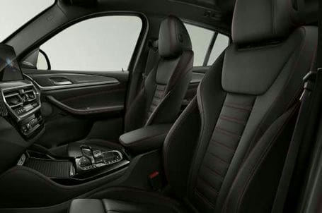 BMW X4 M40i - Sportovní sedadla řidiče a spolujezdce vpředu. 