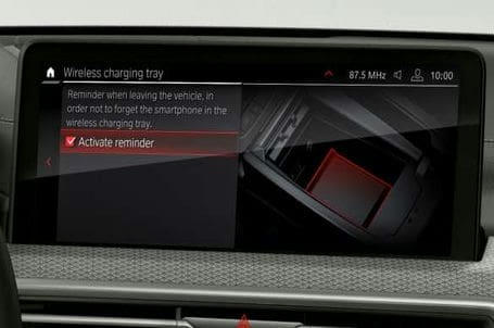 BMW X4 M - Rozšířené funkce telefonu s bezdrátovým nabíjením. 