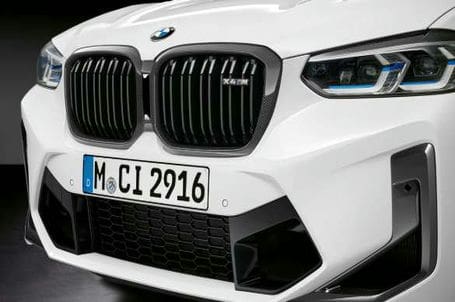 BMW X4 M modely Performance parts - M Performance karbonová maska chladiče ve tvaru ledvinek. 
