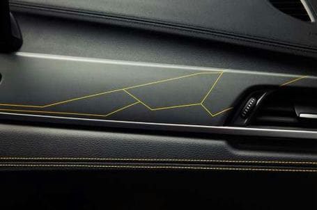 BMW X2 - Grafika GoldPlay a obložení interiéru v matném provedení Dark Graphite. BMW X2 - Grafika GoldPlay a obložení interiéru v matném provedení Dark Graphite.
