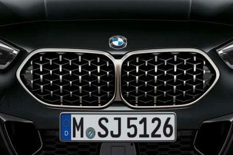 BMW M235i xDrive Gran Coupé - BMW maska chladiče ve tvaru ledvinek s mřížkovaným designem. 