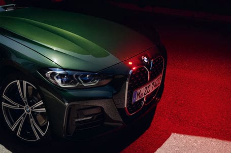Přední část usazená blízko u silnice. Společně s výraznou BMW maskou chladiče a velkými nasávacími otvory tvoří nezaměnitelnou tvář nového BMW řady 4 Cabrio i velmi nízké dvojité světlomety. Přední část usazená blízko u silnice. Společně s výraznou BMW maskou chladiče a velkými nasávacími otvory tvoří nezaměnitelnou tvář nového BMW řady 4 Cabrio i velmi nízké dvojité světlomety.