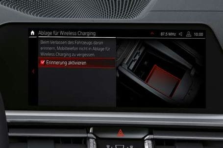 BMW M4 Cabrio - Rozšířené funkce telefonu s bezdrátovým nabíjením.