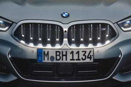 BMW řady 8 Cabrio - BMW maska ve tvaru ledvinek Iconic Glow. 