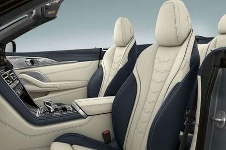 BMW řady 8 Cabrio - Multifunkční sedadla řidiče a spolujezdce vpředu. 