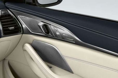 BMW řady 8 Cabrio - Audiosystém Bowers a Wilkins Diamond s prostorovým zvukem. 
