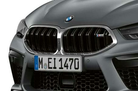 BMW M8 Gran Coupé - Maska chladiče v chromovaném provedení.