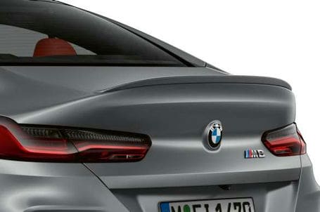 BMW M8 Gran Coupé - Kryty vnějších zpětných zrcátek a M zadní spoiler v barvě karoserie.