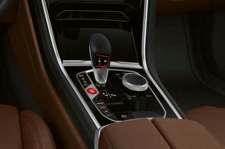 BMW M8 Coupé - 8stupňová převodovka M Steptronic Sport s logikou řazení Drivelogic.