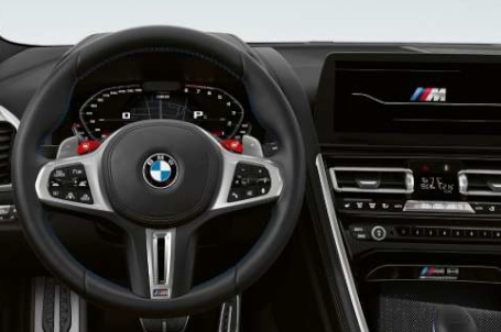 BMW M8 Coupé - M specifický přístrojový panel.