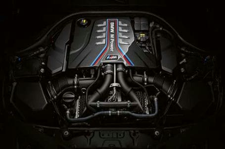BMW M8 Cabrio - Vysokovýkonný zážehový vidlicový 8válec M TwinPower Turbo o výkonu 600 k. BMW M8 Cabrio - Vysokovýkonný zážehový vidlicový 8válec M TwinPower Turbo o výkonu 600 k.