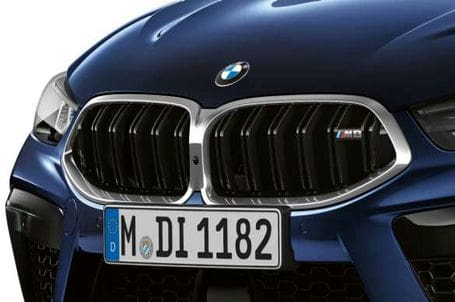 BMW M8 Cabrio - M maska ve tvaru ledvinek v chromovaném provedení. BMW M8 Cabrio - M maska ve tvaru ledvinek v chromovaném provedení.