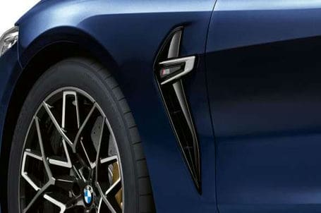 BMW M8 Cabrio - M boční ozdobné prvky v chromovaném provedení. BMW M8 Cabrio - M boční ozdobné prvky v chromovaném provedení.