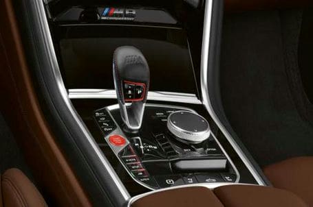 BMW M8 Competition Cabrio - 8stupňová převodovka M Steptronic Sport s logikou řazení Drivelogic. BMW M8 Competition Cabrio - 8stupňová převodovka M Steptronic Sport s logikou řazení Drivelogic.