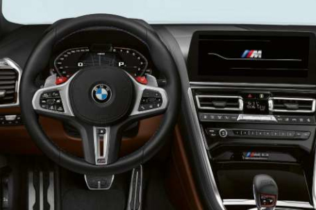 BMW M850i xDrive Cabrio - M specifický přístrojový panel. BMW M850i xDrive Cabrio - M specifický přístrojový panel.