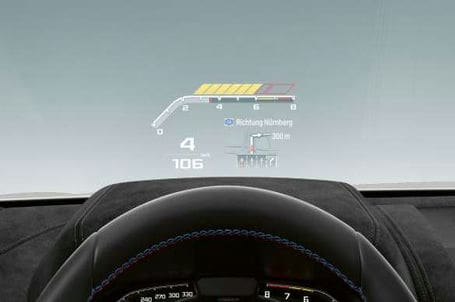 BMW M850i xDrive Cabrio - M specifický Head-Up Displej. BMW M850i xDrive Cabrio - M specifický Head-Up Displej.