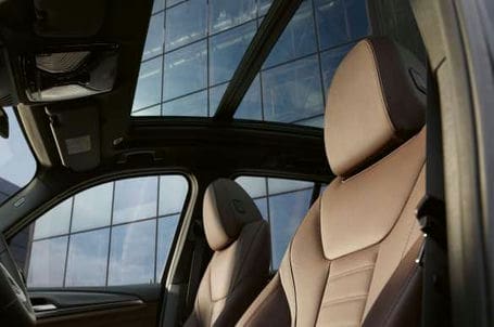 BMW iX3 - Panoramatická skleněná střecha. 