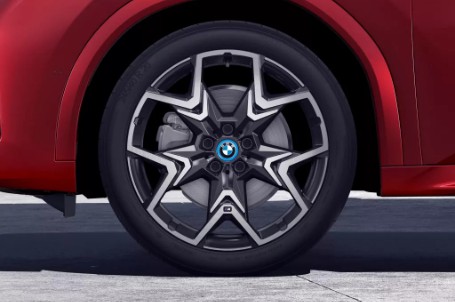 BMW iX2 - Extrovertní: 20" kola. BMW iX2 - Extrovertní: 20" kola.